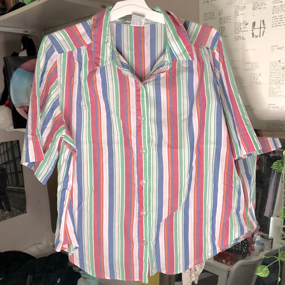 Cool , thin shirt perfect for summer ! 80’s vibe